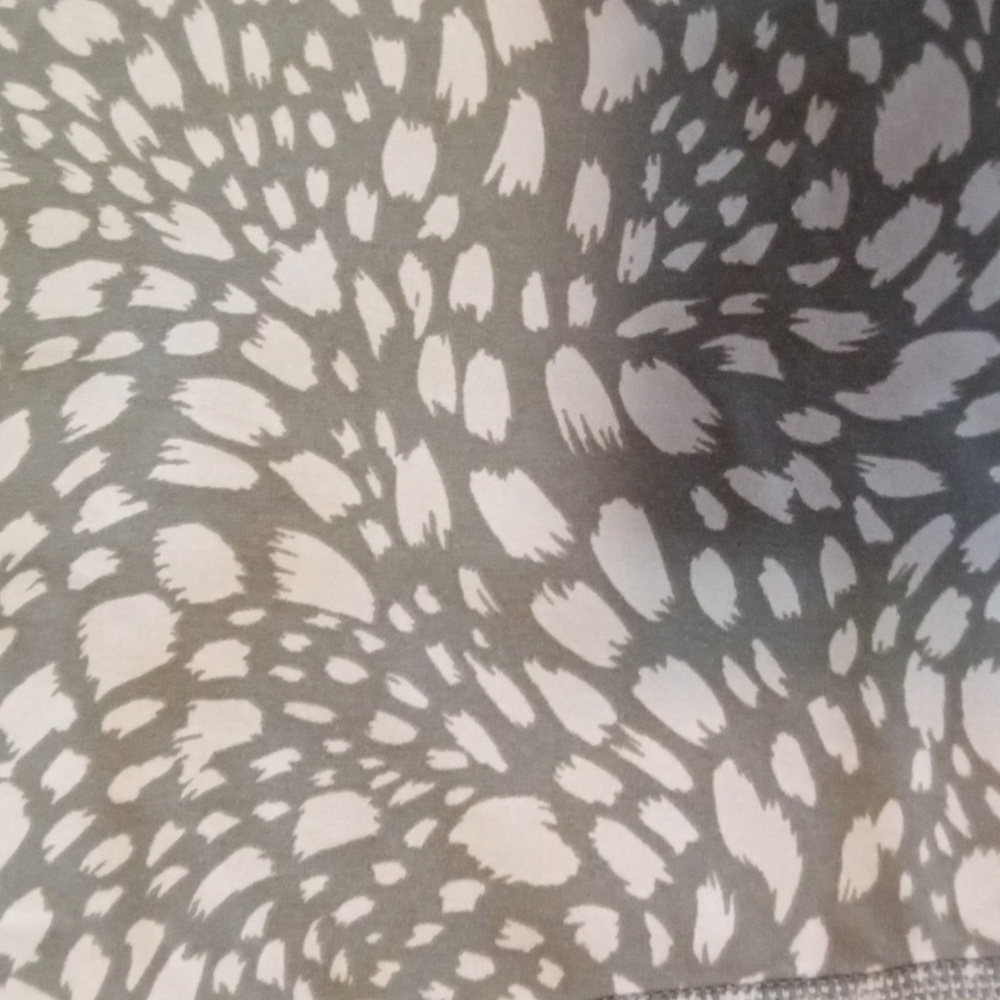 NWT! Lou & Grey Olive Patterned Leggings - Picture 4 of 9